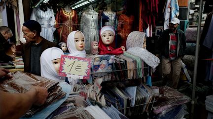 Un magasin vendant des voiles islamiques à Bruxelles (Belgique), le 13 février 2017, symbole de ce que&nbsp;Farhad Khosrokhavar appelle "l'ethnic business". (SCHROEDER ALAIN / HEMIS.FR / AFP)