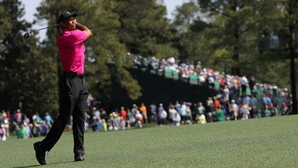 Tiger Woods joue son coup sur le deuxième trou lors du premier tour du Masters d'Augusta, 7 avril 2022.&nbsp;&nbsp; (JAMIE SQUIRE / GETTY IMAGES NORTH AMERICA / AFP)