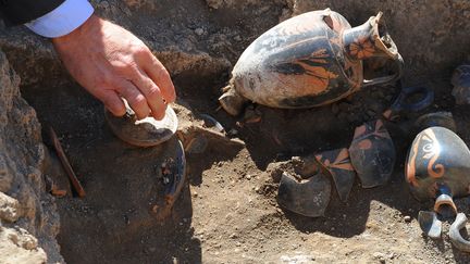 Des vases et amphores dans la tombe du IVe siècle avant J.C. mise au jour à Pompéi en 2015.
 (Mario Laporta / AFP)