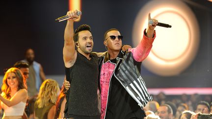 Luis Fonsi et Daddy Yankee se produisent sur la scène des Billboard Latin Music Awards, le 27 avril 2017, à Coral Gables (Floride). (SERGI ALEXANDER / GETTY IMAGES NORTH AMERICA / AFP)