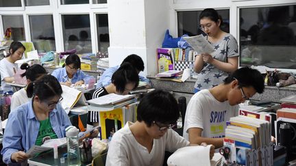 Des élèves lors de l'examen national d'entrée à l'université dans un lycée de Handan, en Chine, le mercredi 23 mai 2018. (HAO QY / MAXPPP)