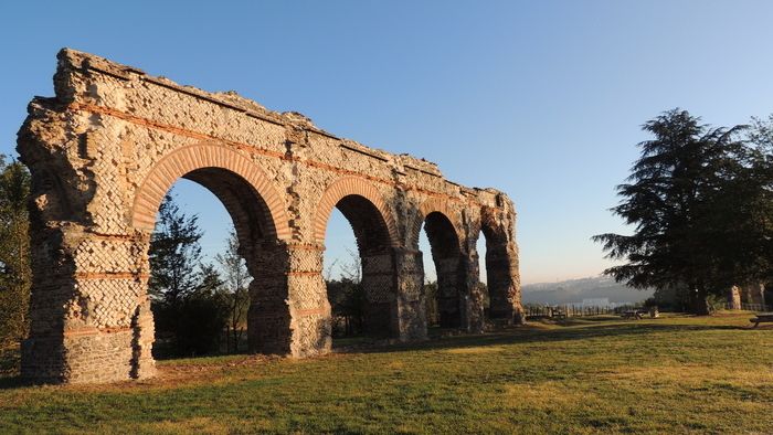 Vestiges de L'aqueduc rpmain du Gier. (OFFICE DU TOURISME DES MONTS DU LYONNAIS)