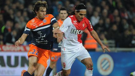 Benjamin Stambouli (Montpellier) en duel avec Radamel Falcao (Monaco) (SYLVAIN THOMAS / AFP)