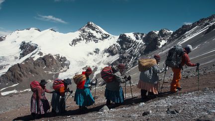 "Cholitas", un film de Jaime Murciego et Pablo Ibaru -&nbsp;&nbsp;Cinq femmes de culture traditionnelle bolivienne,&nbsp;des cholitas, se lancent un défi de taille: réaliser l’ascension de l’Aconcagua (6962m) (Jaime Murciego / Pablo Ibaru)