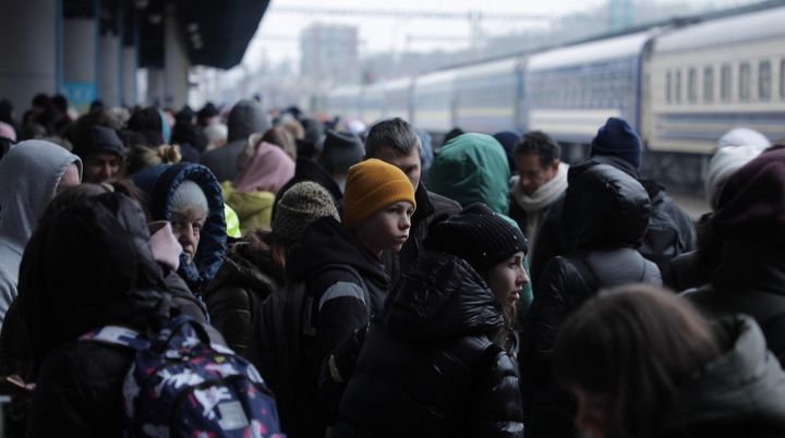 Un enfant attend un hypothétique train sur le quai bondé de la gare centrale de Kiev, le 2 mars 2022. (FLORIAN LE MOAL / FRANCE TELEVISIONS)