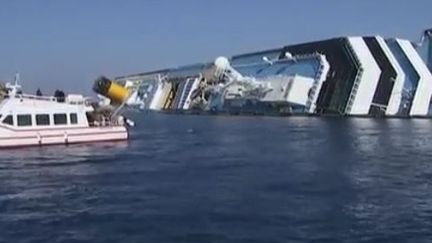 Le "Costa Concordia" &eacute;chou&eacute; sur la c&ocirc;te italienne, lundi 13 f&eacute;vrier 2012. (APTN)