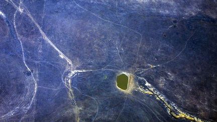 contenant de l'eau dans une prairie touchée par un  incendie dans la même région. (REUTERS/David Gray)