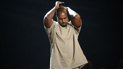 Kanye West sur la scène des MTV Music Awards le 30 août 2015 à Los Angeles (Etats-Unis). (KEVORK DJANSEZIAN / GETTY IMAGES NORTH AMERICA)