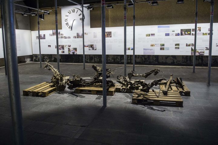 Les débris de la carcasse de la voiture piégée qu'a utilisée Anders Breivik le 22 juillet 2011, exposés ici dans le complexe gouvernemental d'Oslo, le 21 juillet 2015. (FREDRIK VARFJELL / NTB SCANPIX / AFP)