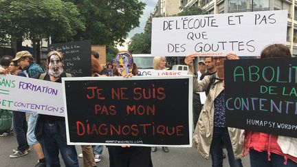 &nbsp; (200 manifestants réunis à Paris samedi pour la Mad Pride ©Camille Revel Radio France)