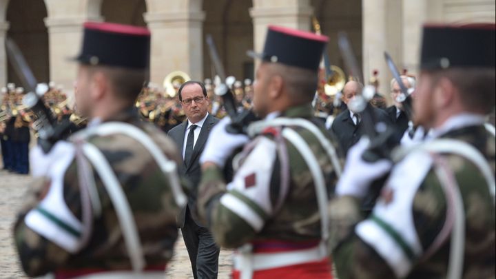 &nbsp; (François Hollande passe en revue les troupes militaires présentes dans la Cour d'Honneur des Invalides ©Sipa/Christian Liewig)