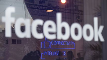 Le logo Facebook photographié à Berlin en février 2016 (TOBIAS SCHWARZ / AFP)