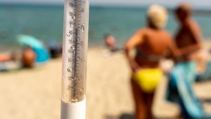 Un thermomètre photographié sur une plage de Canet-en-Roussillon (Pyrénées-Orientales), le 30 juillet 2024. (ALINE MORCILLO / HANS LUCAS / AFP)