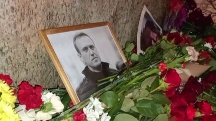 Indignation mondiale après la mort de l'opposant russe Alexeï Navalny dans une prison de l'Arctique, vendredi 17 février. En Russie, où les hommages sont interdits, plus de 100 personnes ont été déjà arrêtées. (France 2)