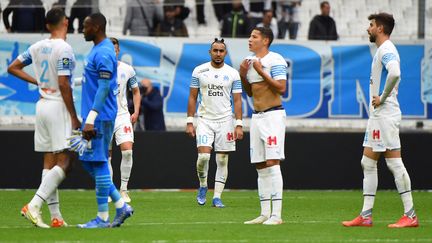 Les Marseillais sur la pelouse du stade Vélodrome à la fin du match contre Metz, le 7 novembre 2021. (SYLVAIN THOMAS / AFP)