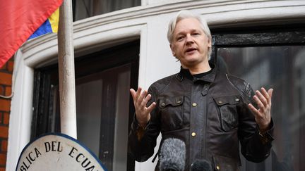 Le fondateur de WikiLeaks Julian Assange à l'ambassade d'Equateur à Londres, le 19 mai 2017. (JUSTIN TALLIS / AFP)