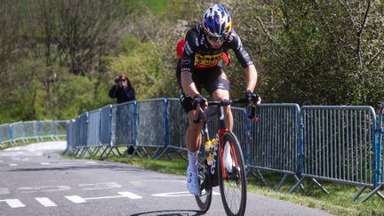 Wout Van Aert (Jumbo-Visma) sur la côte de la Redoute, jeudi 21 avril, lors de la reconnaissance de Liège-Bastogne-Liège. (VIRGINIE LEFOUR / BELGA via AFP)