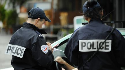 Des policiers contr&ocirc;lent un automobiliste aux Halles, &agrave; Paris, le 7 juillet 2009. Lundi 16 mars 2014, 700 policiers seront d&eacute;ploy&eacute;s pour v&eacute;rifier que les conducteurs respectent la circulation altern&eacute;e &agrave; Paris et dans 22 communes limitrophes. (PHILIPP GUELLAND / AFP)