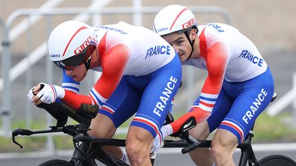 Carton plein pour Alexandre Lloveras et Corentin Ermenault au contre-la-montre sur route classe B. Les deux Français ont signé le meilleur temps de justesse, devant les Néerlandais Vincent Schure et Timo Fransen. Ils permettent à la France d'empocher une nouvelle médaille d'or dans ces Jeux paralympiques.