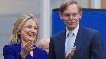 La secr&eacute;taire d'Etat am&eacute;ricaine Hillary Clinton aux c&ocirc;t&eacute;s du pr&eacute;sident de la Banque mondiale, Robert Zoellick, le 22 mars 2011 &agrave; Washington (Etats-Unis). (MARK WILSON / GETTY IMAGES NORTH AMERICA)