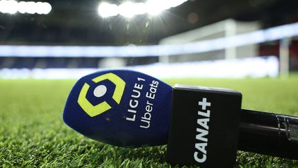 Le micro de Canal+ photographié sur la pelouse du Parc des Princes pour le match de Ligue 1 entre le PSG et Montpellier, le 3 novembre 2023. (FRANCK FIFE / AFP)