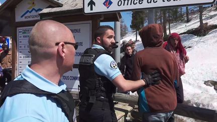 Des gendarmes français face à des manifestants qui tentent de faire passer des migrants à la frontière franco-italienne, le 22 avril 2018, à Montgenèvre. (HANDOUT / LOCALTEAM / AFP)