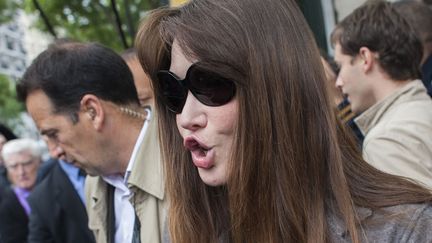 Carla Bruni-Sarkozy &agrave; sa sortie du bureau de vote &agrave; Paris, le 10 juin 2012. (FRED DUFOUR / AFP)