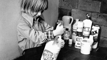 De la toxicité des produits ménagers. Pour les eaux usagées, pour les poumons, pour les enfants qui les manipulent. Un toxiscore devrait bientôt permettre d'afficher le niveau de toxicité des produits ménagers. (Illustration) (RICHARD FRIEMAN-PHELPS / GAMMA-RAPHO VIA GETTY IMAGES)