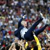 Didier Deschamps porté en triomphe par ses joueurs après la victoire de la France en Coupe du monde face à la Croatie, dimanche 15 juillet 2018 à Moscou (Russie). (CHINA NEWS SERVICE / VISUAL CHINA GROUP / AFP)