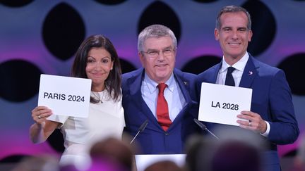 Anne Hidalgo, maire de Paris, Thomas Bach, président du CIO et Eric Garcetti, maire de Los angeles, le 13 septembre 2017 à Lima. (FABRICE COFFRINI / AFP)