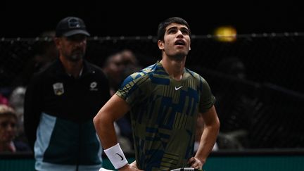 Carlos Alcaraz lors de son quart de finale contre Holger Rune au Masters 1000 de Paris-Bercy, le 4 novembre 2022. (CHRISTOPHE ARCHAMBAULT / AFP)