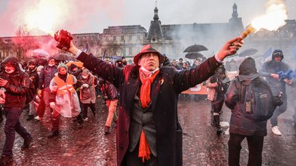 Le projet de loi visant à transformer le pass sanitaire en pass vaccinal sera examiné au Sénat alors que 105 000 personnes ont manifesté samedi 8 janvier contre celui-ci. (FRED DUGIT / MAXPPP)