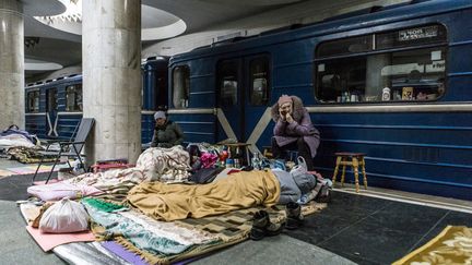 Selon l’intensité des bombardements, entre 100 et 2000 personnes peuvent passer la nuit dans cette station de métro de Kharkiv. (ANDREA CARRUBBA / ANADOLU AGENCY)