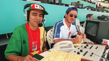 Didier Roustan commente un match de la Coupe du monde 1994 aux côtés d'Eric Cantona (MIKE FIALA / AFP)