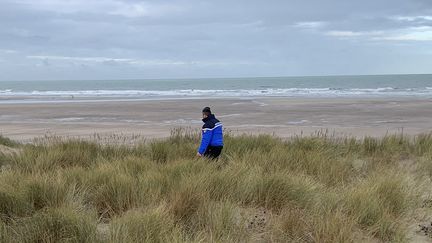 Des gendarmes patrouillent sur la plage et dans les dunes de la Côte d'Opale pour empêcher les migrants de traverser la manche en embarcation de fortune.&nbsp; (EMMANUEL BOUIN / RADIO FRANCE)