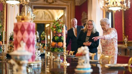 La reine Elizabeth II en visite à l'exposition qui marque les 200 ans de la naissance de la reine Victoria son arrière-arrière grand-mère. (VICTORIA JONES / POOL)