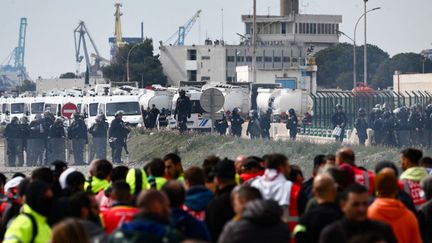 Les forces de l'ordre face aux grévistes devant la raffinerie de Fos-sur-Mer (Bouches-du-Rhône), le 21 mars 2023. (CHRISTOPHE SIMON / AFP)