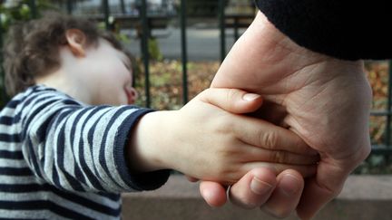 Chaque parent partage l'autorité parentale sur le ou les enfants du couple. (DAREK SZUSTER / MAXPPP)