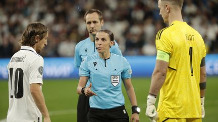 Stéphanie Frappart entre Luka&nbsp;Modric et Joe&nbsp;Hart lors d'un match de Ligue des champions entre le Real&nbsp;Madrid et le Celtic Glasgow à Santiago Bernabéu, le 2 novembre 2022. (BURAK AKBULUT / ANADOLU AGENCY)