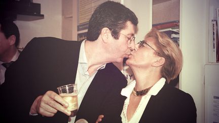 Patrick Balkany et son épouse Isabelle célèbrent leur élection à la mairie de Levallois-Perret, le 18 mars 2001. (MAXPPP / NOEMIE CARON)