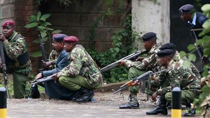 Policiers kényans prenant position près du centre commercial Westgate à Nairobi, le 23-9-2013. (Reuters - Thomas Mukoya)