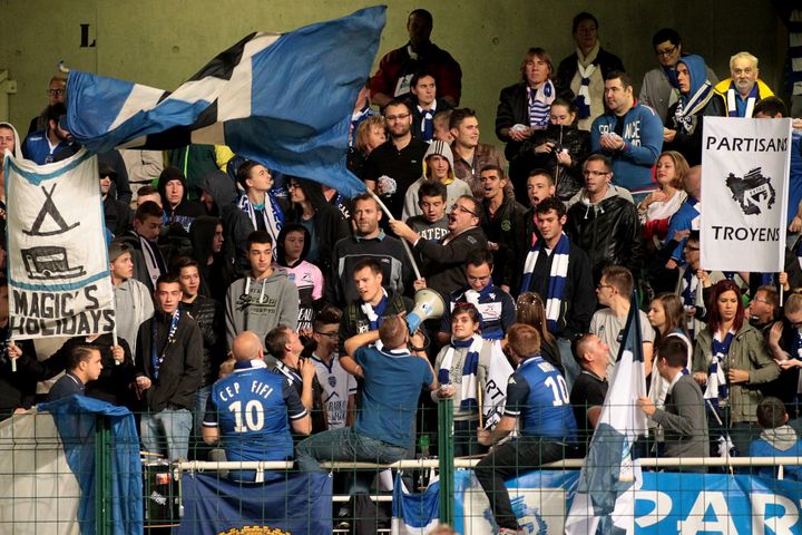 Les supporters de Troyes lors d'un match contre Guingamp, le 3 octobre 2015, au stade de l'Aube. (FLORIAN MARE / FLORIAN MARE)