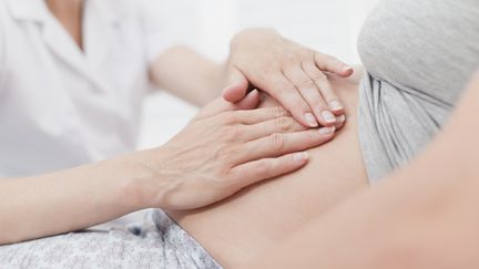 Une circulaire de la Direction g&eacute;n&eacute;rale de la sant&eacute; menace de sanction les gyn&eacute;cologues qui orientent leurs patientes vers des cliniques &eacute;trang&egrave;res pratiquant la PMA. (HYBRID IMAGES / CULTURA CREATIVE / AFP)