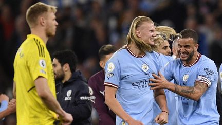 Erling Haaland et Kyle Walker célèbrent la victoire de Manchester City contre Arsenal, le 26 avril 2023. (OLI SCARFF / AFP)