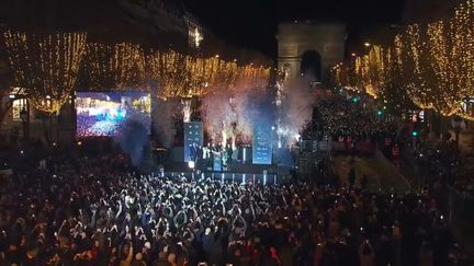 Les Champs-Elysées se sont illuminés ce dimanche! (France 3 Paris Ile-de-France)