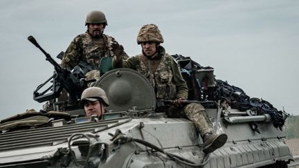 Des soldats ukrainiens sur un véhicule blindé à Sloviansk, dans l'est de l'Ukraine, le 29 avril 2022. (YASUYOSHI CHIBA / AFP)