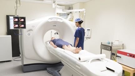 Une femme passe un scanner dans un hôpital, le 6 janvier 2016. (JOHNNYGREIG / E+ / GETTY IMAGES)