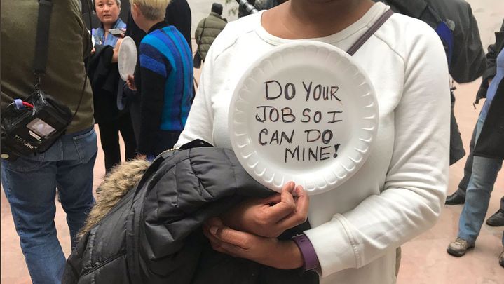 "Faîtes votre travail, comme je fais le mien", dit le slogan d'une manifestante, le 23 janvier à Washington, lassée par le "shutdown".&nbsp; (GREGORY PHILIPPS / RADIO FRANCE)