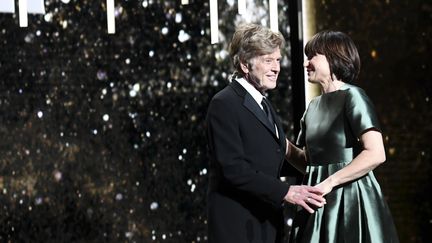 L'acteur américain Robert Redford et la présidente du jury des Césars, Kristin Scott-Thomas, vendredi 22 février 2019 salle Pleyel à Paris. (BERTRAND GUAY / AFP)