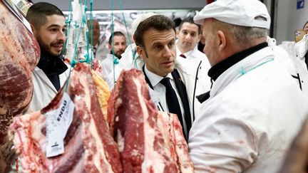 Le président de la République Emmanuel Macron en visite au marché de Rungis (Val-de-Marne), le 21 février 2023. (BENOIT TESSIER / AFP)